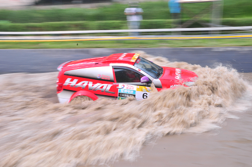 2014红牛超级马力越野赛汽车组比赛中，深水坑的水已经漫过了赛车前盖2